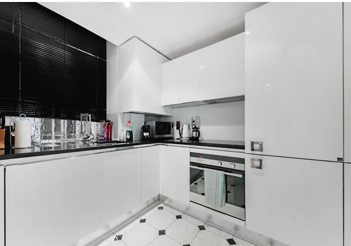 Central Kensington Apartment