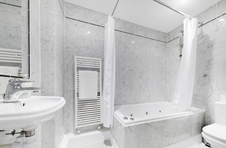 Апартаменты Central Kensington Apartment